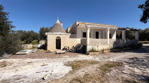 Villa In Fase Di Ristrutturazione, 4 Vani, Trullo e Garage. Poco Distante.